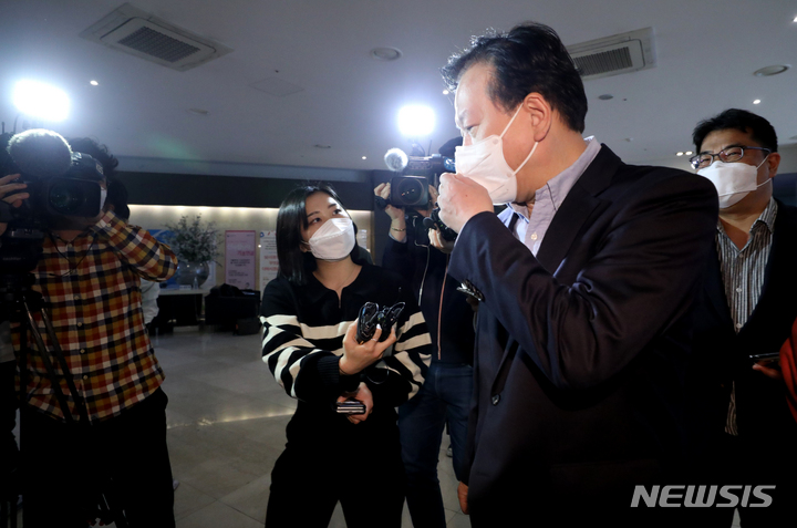 [서울=뉴시스] 조수정 기자 = 정호영 보건복지부 장관 후보자가 21일 오전 서울 서대문구 국민연금 서울북부지역본부에 마련된 인사청문회 준비 사무실로 출근하며 취재기자의 질문에 답하고 있다. 2022.04.21. chocrystal@newsis.com