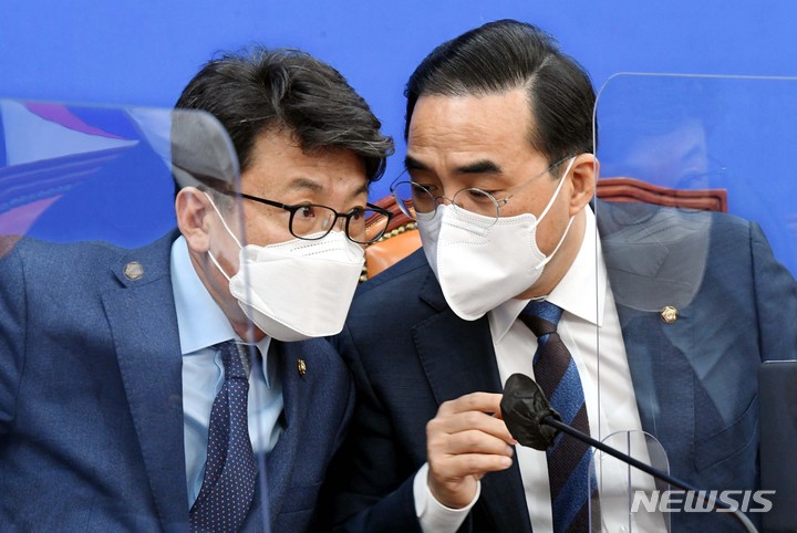 [서울=뉴시스] 최진석 기자 = 더불어민주당 박홍근(오른쪽) 원내대표와 진성준 원내수석부대표가 21일 서울 여의도 국회에서 열린 정책조정회의에서 대화를 나누고 있다. (공동취재사진) 2022.04.21. photo@newsis.com