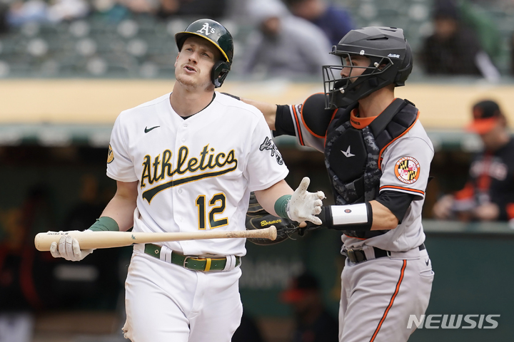 [오클랜드=AP/뉴시스] 오클랜드 애슬리텍스의 션 머피가 21일(한국시간) 미국 캘리포니아주 오클랜드의 오클랜드 콜리세움에서 열린 볼티모어 오리올스와 2022 MLB 홈경기에서 삼진을 당한 뒤 아쉬워 하고 있다. 2022.04.21.