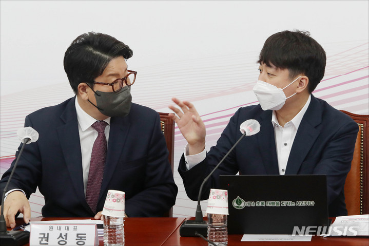 [서울=뉴시스] 최진석 기자 = 국민의힘 이준석(오른쪽) 대표와 권성동 원내대표가 21일 오전 서울 여의도 국회에서 열린 국민의힘 최고위원회의에서 대화를 하고 있다. (공동취재사진) 2022.04.21. photo@newsis.com