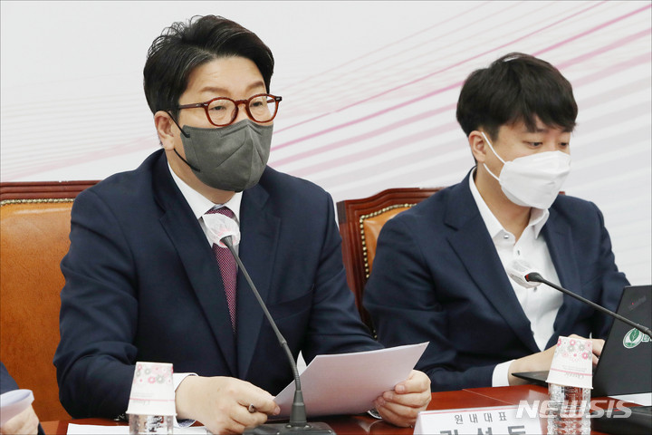 [서울=뉴시스] 최진석 기자 = 권성동(왼쪽) 국민의힘 원내대표가 21일 오전 서울 여의도 국회에서 열린 국민의힘 최고위원회의에서 발언을 하고 있다. (공동취재사진) 2022.04.21. photo@newsis.com