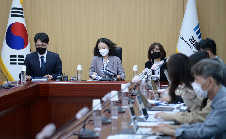 [전주=뉴시스] 김얼 기자 = 전주지방검찰청 형사2부 정지영(가운데) 검사를 비롯한 평검사들이 21일 전북 전주시 전주지방검찰청 중회의실에서 검수완박(검찰 수사권 완전 박탈) 관련 기자간담회를 열고 모두발언을 하고 있다. 2022.04.21. pmkeul@newsis.com