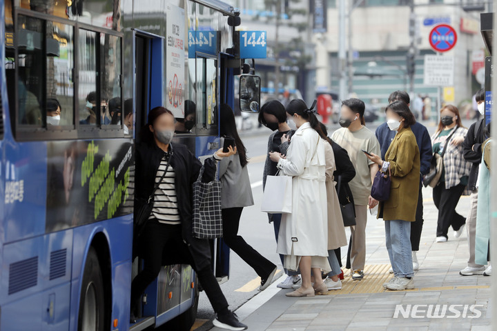 [서울=뉴시스] 최동준 기자 = 전국장애인차별철폐연대가 기본적인 시민권 보장을 촉구하며 출근길 지하철 탑승 시위를 재개한 21일 서울 약수역 앞에서 시민들이 지하철 운행 지연에 버스를 이용하고 있다. 2022.04.21. photocdj@newsis.com