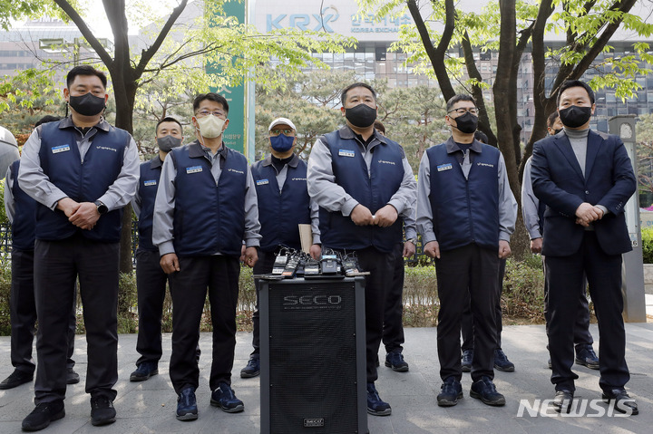 [서울=뉴시스] 최동준 기자 = 쌍용자동차 노동조합 선목래 위원장을 비롯한 노조원들이 21일 서울 영등포구 한국거래소 앞에서 상장폐지 사유 해소를 위한 개선기간 연장을 호소하고 있다. 2022.04.21. photocdj@newsis.com