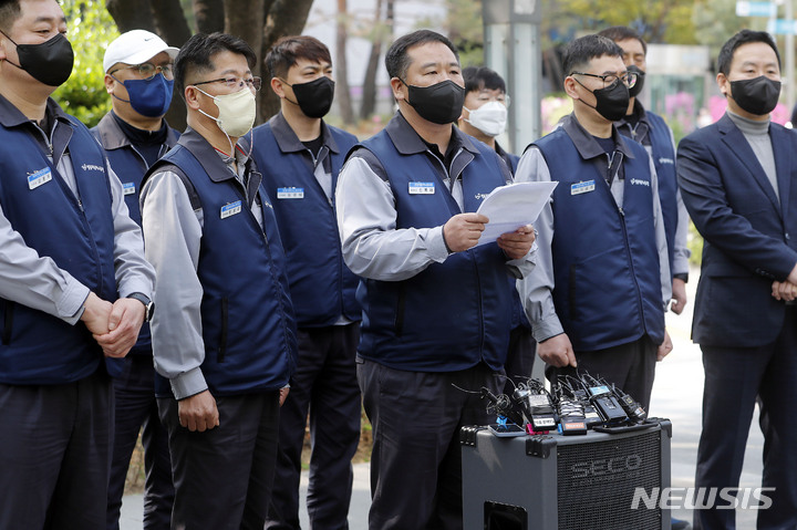 [서울=뉴시스] 최동준 기자 = 쌍용자동차 노동조합 선목래 위원장을 비롯한 노조원들이 21일 서울 영등포구 한국거래소 앞에서 상장폐지 사유 해소를 위한 개선기간 연장을 호소하고 있다. 2022.04.21. photocdj@newsis.com