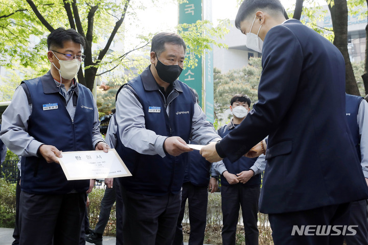 서울=뉴시스] 최동준 기자 = 쌍용자동차 노동조합 선목래 위원장을 비롯한 노조원들이 21일 서울 영등포구 한국거래소 앞에서 상장폐지 사유 해소를 위한 개선기간 연장을 호소하는 청원서, 탄원서를 한국거래소 관계자에게 전달하고 있다. 2022.04.21. photocdj@newsis.com