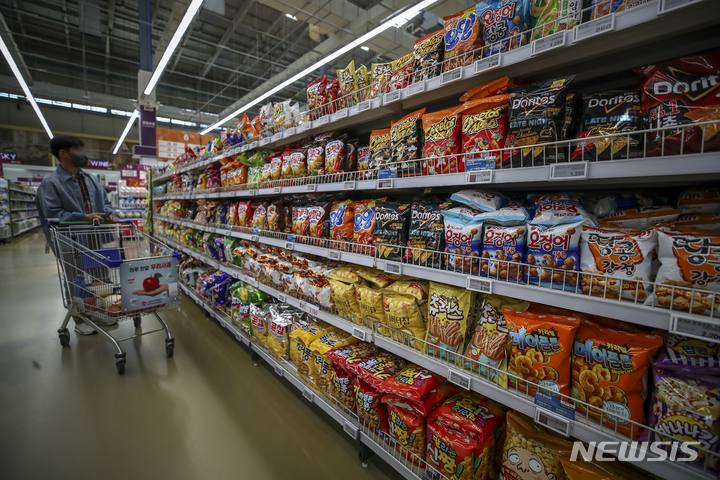 [서울=뉴시스] 정병혁 기자 = 서울시내 대형마트를 찾은 시민들이 장을 보고 있다. 2022.04.21. jhope@newsis.com
