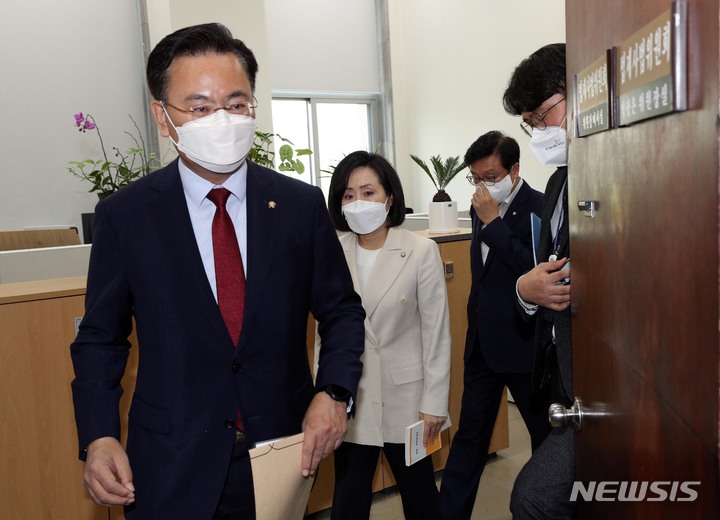 [서울=뉴시스] 최진석 기자 = 21일 오전 국회 법제사법위원장실 앞에서 법사위 야당 간사인 국민의힘 유상범(왼쪽) 의원이 법사위 소속 의원들과 ‘검수완박’ 법안 논의를 위해 구성될 예정인 법제사법위원회 안건조정위원명단(유상범, 전주혜, 조수진)을 박광온 위원장에게 제출 한 뒤 나오고 있다. (공동취재사진) 2022.04.21. photo@newsis.com