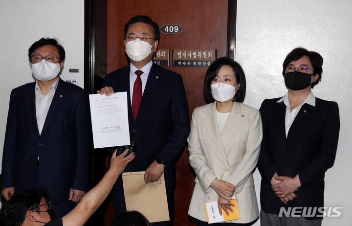 [서울=뉴시스] 최진석 기자 = 21일 오전 국회 법제사법위원회 위원장실 앞에서 법사위 야당 간사인 유상범 국민의힘 의원(왼쪽 두 번째)이 법사위 소속 의원들과 ‘검수완박’ 법안 논의를 위해 구성될 예정인 법제사법위원회 안건조정위원명단(유상범, 전주혜, 조수진)을 박광온 위원장에게 제출 한 뒤 기자들의 질문에 답하고 있다. (공동취재사진) 2022.04.21. photo@newsis.com