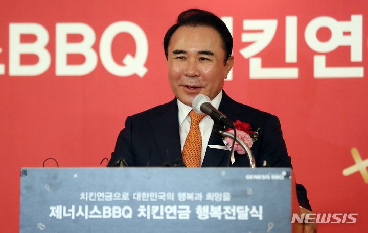 [서울=뉴시스] 이영환 기자 = 2022 베이징 동계올림픽 선수단장을 맡았던 윤홍근 BBQ 회장이 21일 오전 서울 중구 롯데호텔 사파이어볼룸에서 열린 치킨연금 행복 전달식에 참석해 환영사를 하고 있다. 2022.04.21. 20hwan@newsis.com