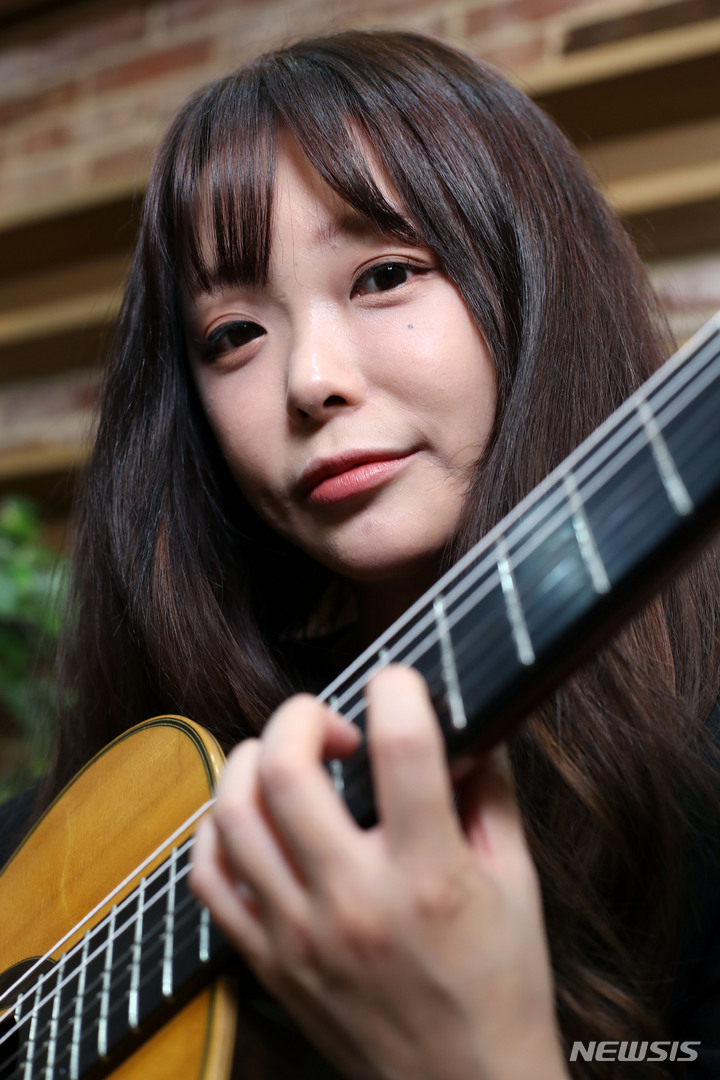 [서울=뉴시스] 박진희 기자 = 클래식 기타리스트 박규희가 지난 20일 서울 동작구 뮤직앤아트스튜디오에서 뉴시스 인터뷰에 앞서 사진촬영을 하고 있다. 2022.04.25. pak7130@newsis.com