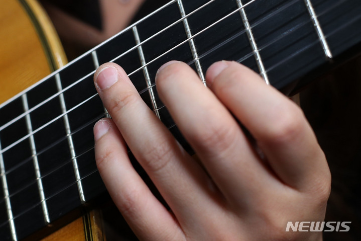 [서울=뉴시스] 박진희 기자 = 클래식 기타리스트 박규희가 지난 20일 서울 동작구 뮤직앤아트스튜디오에서 뉴시스 인터뷰에 앞서 사진촬영을 하고 있다. 2022.04.25. pak7130@newsis.com