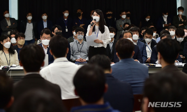 [대구=뉴시스] 이무열 기자 = 황혜경 대구지검 검찰사무관이 21일 오후 대구 수성구 대구지방검찰청 7층 대회의실에서 검수완박 관련 검찰 수사관 전체회의에서 대통령과 국회의장에게 보내는 호소문을 낭독하고 있다. 2022.04.21. lmy@newsis.com