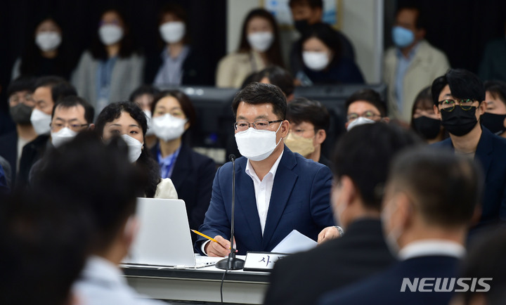 [대구=뉴시스] 이무열 기자 = 박원길 대구지검 사무국장이 21일 오후 대구 수성구 대구지방검찰청 7층 대회의실에서 검찰 수사 기능 폐지 법안 관련 검찰 수사관 전체회의에서 모두발언을 하고 있다. 2022.04.21. lmy@newsis.com