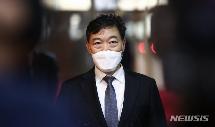 [서울=뉴시스] 고범준 기자 = 김오수 검찰총장이 지난 21일 국회 의장실에서 박병석 의장을 예방해 더불어민주당의 '검수완박'(검찰 수사권 완전 박탈)과 관련한 면담을 마친 뒤 입장을 밝히고 있다. (공동취재사진) 2022.04.21. photo@newsis.com