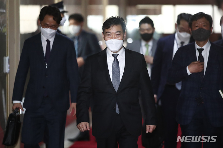 [서울=뉴시스] 고범준 기자 = 김오수 검찰총장이 지난 21일 국회 의장실에서 박병석 의장을 예방해 더불어민주당의 '검수완박'(검찰 수사권 완전 박탈)과 관련한 면담을 마친 뒤 나오고 있다. (공동취재사진) 2022.04.21. photo@newsis.com