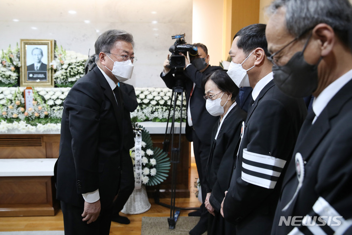 [서울=뉴시스] 전신 기자 = 문재인 대통령이 21일 서울 서초구 성모병원 장례식장에 마련된 고 한승헌 전 감사원장 빈소를 찾아 조문, 유가족을 위로하고 있다. 2022.04.21. photo1006@newsis.com