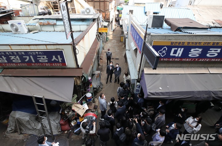 [서울=뉴시스] 조수정 기자 = 오세훈 서울시장이 21일 오후 녹지생태도심 재창조전략 현장 기자설명회를 진행하고 서울 중구 청계천로 세운재정비촉진지구 5구역 일대에서 현장을 살펴보고 있다. 2022.04.21. chocrystal@newsis.com