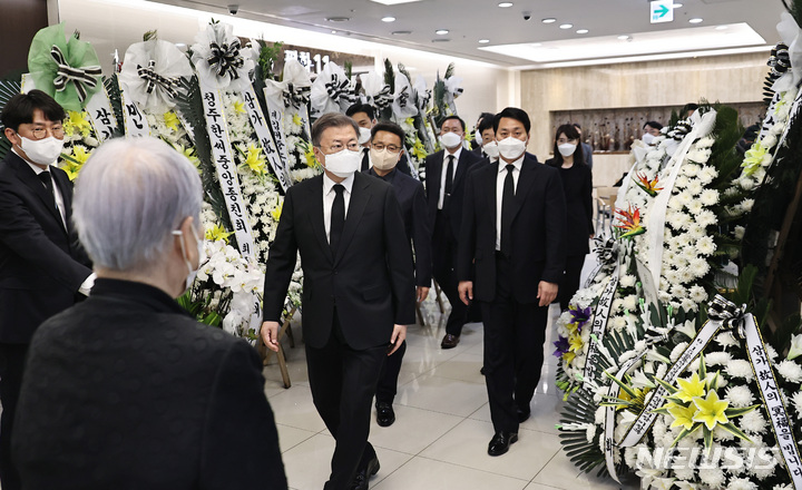 [서울=뉴시스] 전신 기자 = 문재인 대통령이 21일 서울 서초구 성모병원 장례식장에 마련된 고 한승헌 전 감사원장 빈소를 찾아 조문하고 있다. 2022.04.21. photo1006@newsis.com