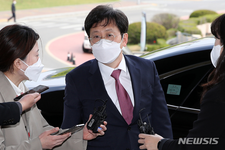 [과천=뉴시스] 조성우 기자 = 여환섭 대전고검장이 21일 오후 경기도 과천시 정부과천청사 법무부에서 검수완박(검찰 수사권 완전 박탈) 법안과 관련해 박범계 법무부 장관을 만나기에 앞서 취재진 질문에 답하고 있다. 2022.04.21. xconfind@newsis.com