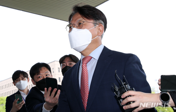 [과천=뉴시스] 조성우 기자 = 김관정 수원고검장이 지난 4월21일 오후 경기도 과천시 정부과천청사 법무부에서 검수완박(검찰 수사권 완전 박탈) 법안과 관련해 박범계 법무부 장관을 만나기 위해 청사로 들어서고 있다. 2022.04.21. xconfind@newsis.com