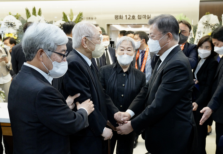 [서울=뉴시스] 문재인 대통령이 21일 서울 서초구 성모병원 장례식장에 마련된 고 한승헌 전 감사원장 빈소를 찾아 조문한 뒤 이해동 목사와 대화하고 있다. (사진=청와대 제공) 2022.04.21. photo@newsis.com