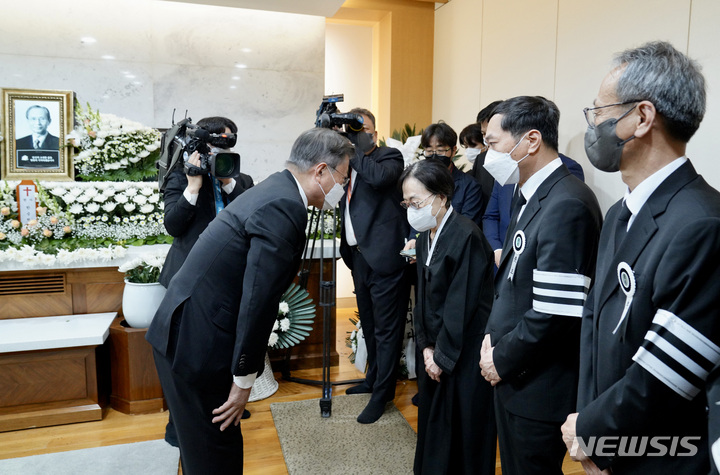 [서울=뉴시스] 문재인 대통령이 21일 서울 서초구 성모병원 장례식장에 마련된 고 한승헌 전 감사원장 빈소를 찾아 조문, 유가족을 위로하고 있다. (사진=청와대 제공) 2022.04.21. photo@newsis.com