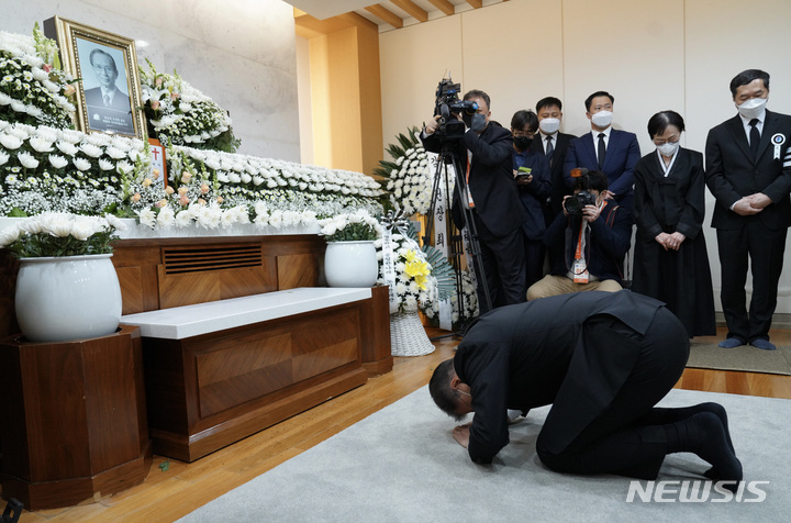 [서울=뉴시스] 문재인 대통령이 21일 서울 서초구 성모병원 장례식장에 마련된 고 한승헌 전 감사원장 빈소를 찾아 조문하고 있다. (사진=청와대 제공) 2022.04.21. photo@newsis.com