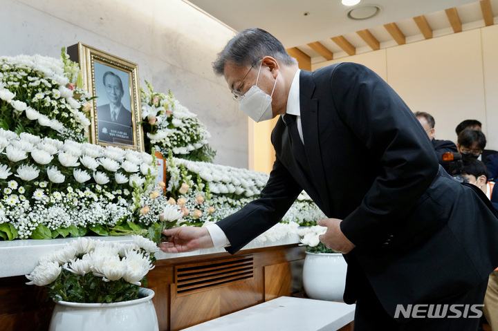 [서울=뉴시스] 문재인 대통령이 21일 서울 서초구 성모병원 장례식장에 마련된 고 한승헌 전 감사원장 빈소를 찾아 조문하고 있다. (사진=청와대 제공) 2022.04.21. photo@newsis.com