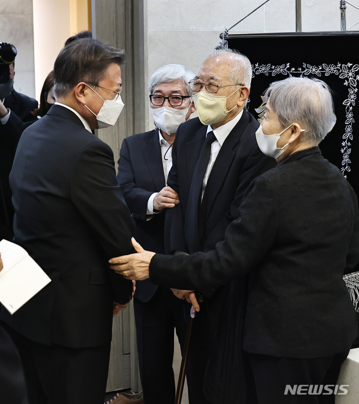 [서울=뉴시스] 전신 기자 = 문재인 대통령이 21일 서울 서초구 성모병원 장례식장에 마련된 고 한승헌 전 감사원장 빈소를 찾아 조문한 뒤 이해동 목사 내외와 대화하고 있다. 2022.04.21. photo1006@newsis.com