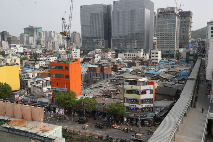 [서울=뉴시스] 조수정 기자 = 지난 4월21일 세운재정비촉진지구 5구역에서 서울시 녹지생태도심 재창조전략 현장 기자설명회가 열렸다. 세운청계상가 왼쪽으로 보이는 곳이 세운5구역 일대. (공동취재사진) 2022.06.25. chocrystal@newsis.com