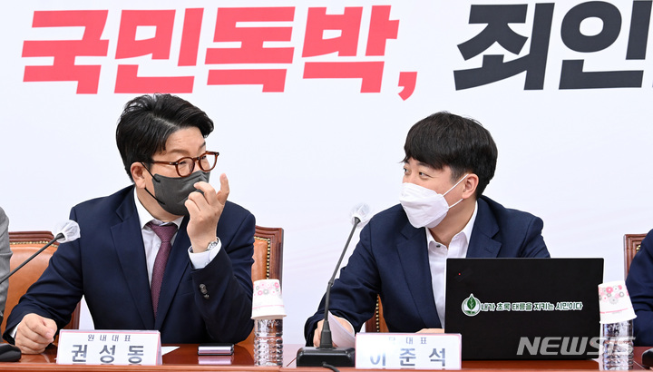 [서울=뉴시스] 고범준 기자 = 이준석 국민의힘 대표(오른쪽)가 21일 오후 서울 여의도 국회에서 열린 더불어민주당의 ‘검수완박’ 법안 강행처리 저지를 위한 국민의힘 당 대표-중진의원 긴급 연석회의에서 권성동 원내대표와 대화를 하고 있다. (공동취재사진) 2022.04.21. photo@newsis.com