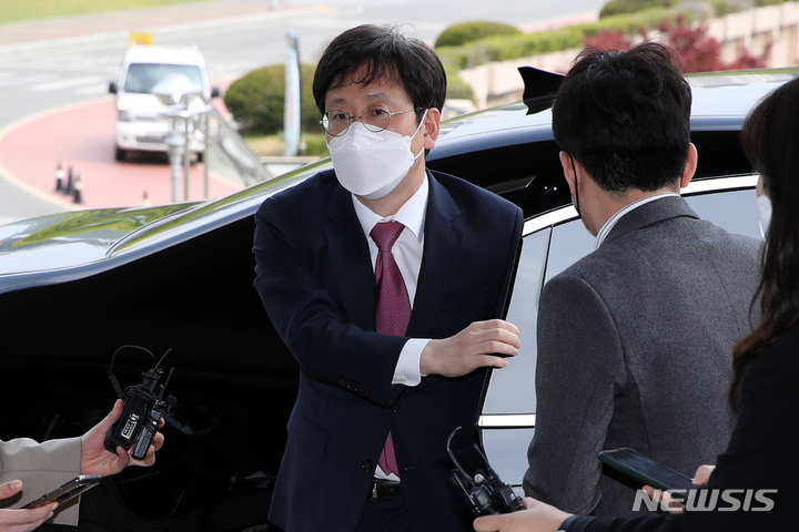 [과천=뉴시스] 조성우 기자 = 여환섭 대전고검장이 지난 21일 오후 경기도 과천시 정부과천청사 법무부에서 검수완박(검찰 수사권 완전 박탈) 법안과 관련해 박범계 법무부 장관을 만나기 위해 청사로 들어서고 있다. 2022.04.21. xconfind@newsis.com