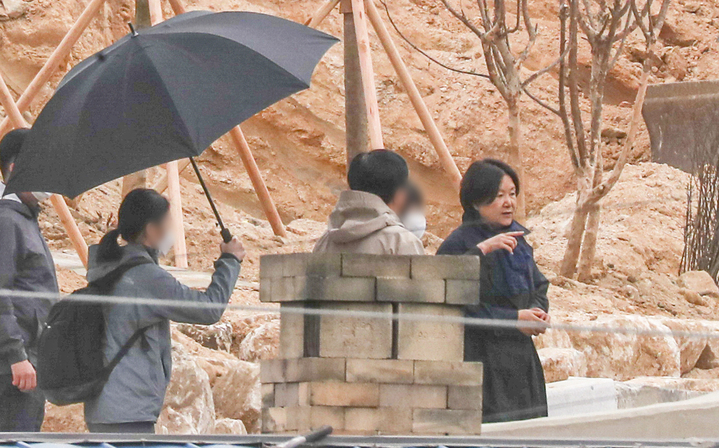 [서울=뉴시스] 문재인 대통령의 양산 매곡동 사저에서 평산마을로의 이사가 진행된 21일 하북면 지산리 평산마을 새로 지은 사저에서 김정숙 여사가 관계자들과 이사 과정을 살펴보고 있다. (사진=부산일보 제공) 2022.04.21. photo@newsis.com *재판매 및 DB 금지