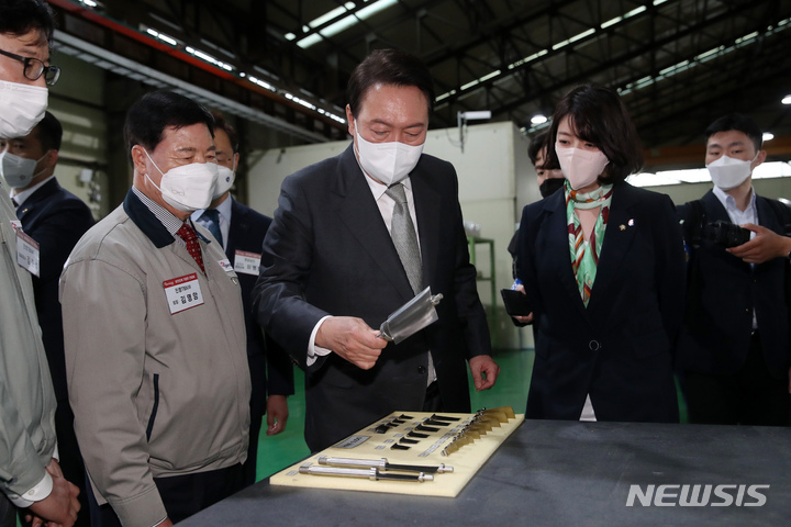 [창원=뉴시스] 홍효식 기자 = 윤석열 대통령 당선인이 21일 오후 경남 창원시 창원국가산업단지 내 원전 가스터빈 부품업체인 '진영TBX'를 방문해 공장 설비를 살펴보며 대화를 나누고 있다. (공동취재사진) 2022.04.21. photo@newsis.com