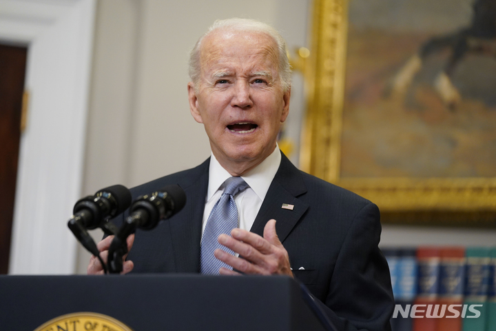 [워싱턴=AP/뉴시스] 조 바이든 미국 대통령이 21일(현지시간) 백악관 루스벨트룸에서 러시아의 우크라이나 침공에 대해 연설하고 있다. 바이든 대통령은 “우크라이나에 추가로 8억 달러 규모의 안보 패키지와 5억 달러의 경제 지원을 할 것”이라고 밝혔다. 2022.04.22.