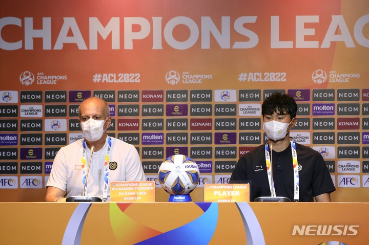 [서울=뉴시스]대구FC 가마 감독과 김진혁. (사진=대구FC 제공)