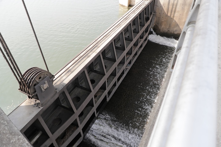 [세종=뉴시스] 동진강 방수문 통수. (사진=농어촌공사 제공) *재판매 및 DB 금지