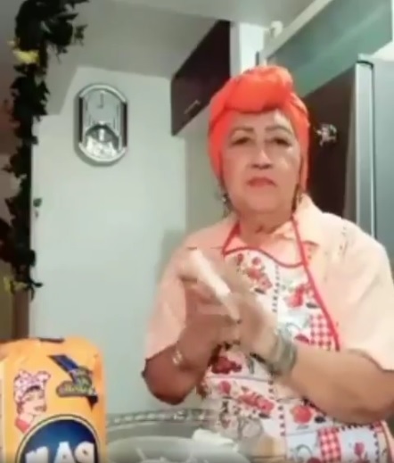 [서울=뉴시스] 베네수엘라에서 올가 마타 데힐(72)이요리하며 정치 풍자를 하고 있다. 데힐은 해당 영상으로 인해 '증오 조장 혐의'를 받고 체포됐다. (출처 : 트위터 갈무리) 2022.04.22. *재판매 및 DB 금지