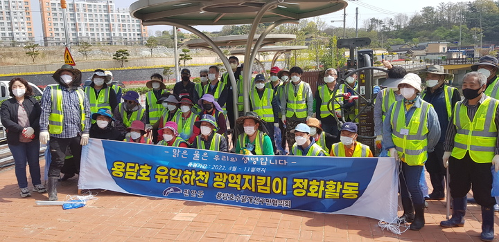 [진안=뉴시스] 한훈 기자 = 전북 진안군은 22일 용담호 수질개선협의회와 함께 용담호 유입하천인 진안천 일대에서 정화활동을 했다.(사진=진안군 제공).2022.04.22. photo@newsis.com *재판매 및 DB 금지