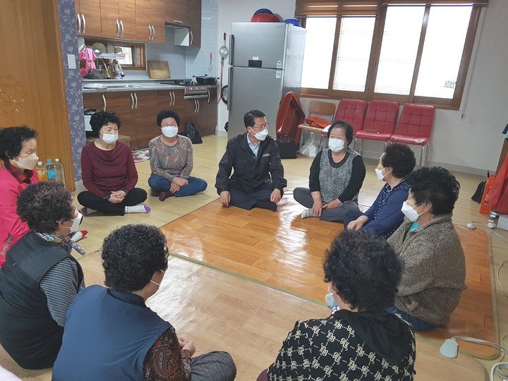 이강호 내이동장이 경로당을 방문, 어르신들의 불편사항을 청취하고 있다. *재판매 및 DB 금지