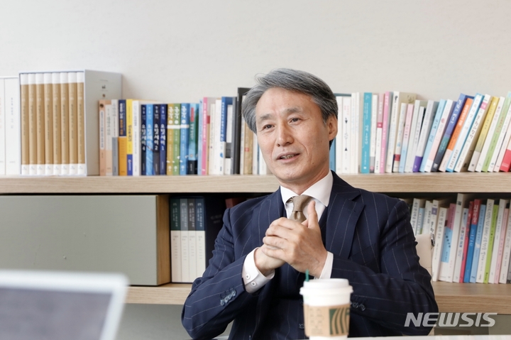 [서울=뉴시스] 18일 서울 마포구 상암동 YTN 사옥에서 인터뷰하고 있는 YTN 저녁 뉴스 프로그램 '뉴스가 있는 저녁' 진행자 변상욱 앵커 (사진= YTN 제공) 2022.04.22. photo@newsis.com