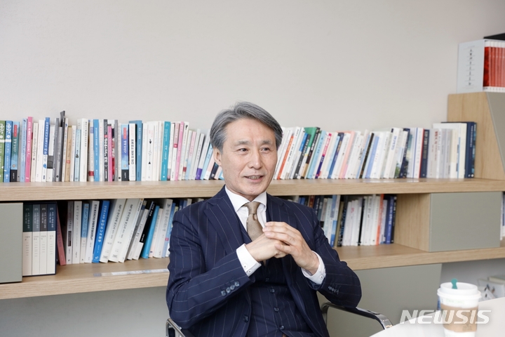 [서울=뉴시스] 18일 서울 마포구 상암동 YTN 사옥에서 인터뷰하고 있는 YTN 저녁 뉴스 프로그램 '뉴스가 있는 저녁' 진행자 변상욱 앵커 (사진= YTN 제공) 2022.04.22. photo@newsis.com