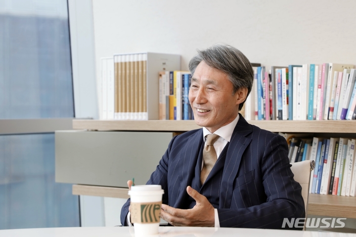 [서울=뉴시스] 18일 서울 마포구 상암동 YTN 사옥에서 인터뷰하고 있는 YTN 저녁 뉴스 프로그램 '뉴스가 있는 저녁' 진행자 변상욱 앵커 (사진= YTN 제공) 2022.04.22. photo@newsis.com