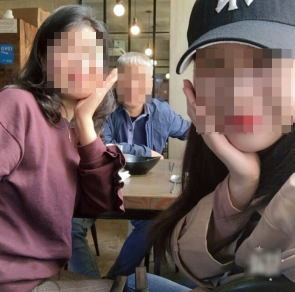 [서울=뉴시스] 백신 3차 접종 뒤 급성 뇌출혈로 쓰러져 숨진 박정남(가명·59)씨가 생전 가족과 함께 찍은 사진. 2022. 4. 24. *재판매 및 DB 금지