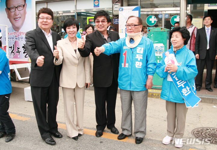 [증평=뉴시스] 강신욱 기자 = 중견 연기자인 송기윤 재경증평군민회장이 22일 국민의힘 충북도당 공천관리위원회로부터 증평군수 후보 단수 추천을 받았다. 사진은 2010년 5월 당시 한나라당 증평군수 후보인 김두환 재경증평군민회장 거리유세에서 다른 연예인들과 함께 지원에 나선 송기윤(왼쪽) 재경증평군민회장. 2022.04.22. ksw64@newsis.com