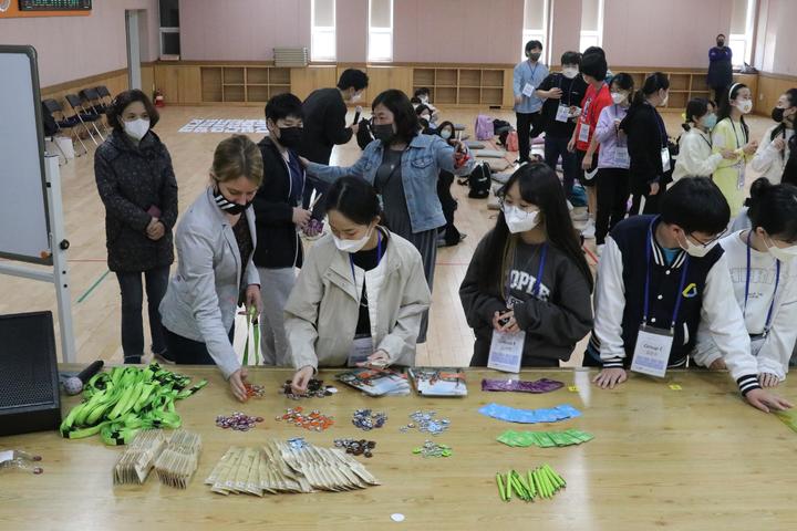 [서울=뉴시스] 서울 학생들이 지난해 경기 가평 학생교육원에서 대사관 연계 문화체험캠프를 진행하고 있다. (사진=서울시교육청 제공) 2022.04.24. photo@newsis.com *재판매 및 DB 금지