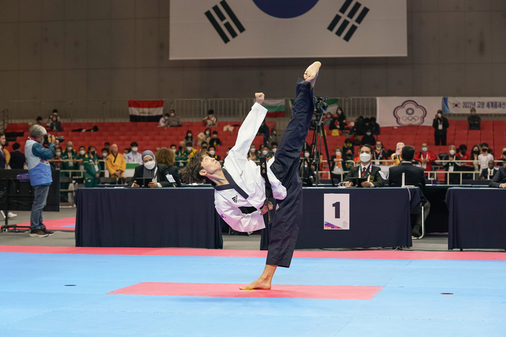 [서울=뉴시스] 30세 이하 남자 개인전에 출전한 강완진(사진=대한태권도협회 제공) *재판매 및 DB 금지