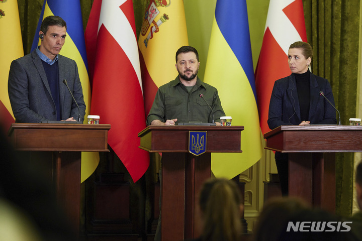 [키이우(우크라이나)=AP/뉴시스]21일(현지시간) 우크라이나 수도 키이우를 찾은 스페인 총리와 덴마크 총리가 볼로디미르 젤렌스키 대통령과 공동 기자회견을 가지고 있다. 왼쪽부터 페드로 산체스 스페인 총리, 젤렌스키 대통령, 메테 프레데릭센 덴마크 총리. 사진은 우크라이나 대통령 공보실 제공. 2022.04.22.