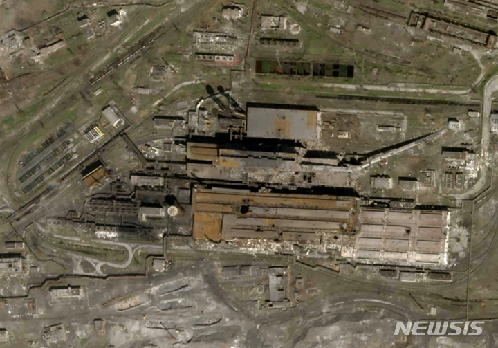 [마리우폴=AP/뉴시스] 지난 20일(현지시간) 플래닛랩스가 공개한 위성사진에 우크라이나 마리우폴 제철소 지붕에 큰 구멍이 뚫려 있는 모습. 2022.04.25.
